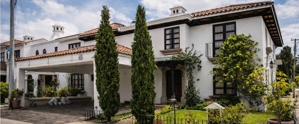 Residencia de estilo colonial contemporáneo diseñada por Modulare con arquitectura elegante, jardines integrados y acabados de alto nivel.