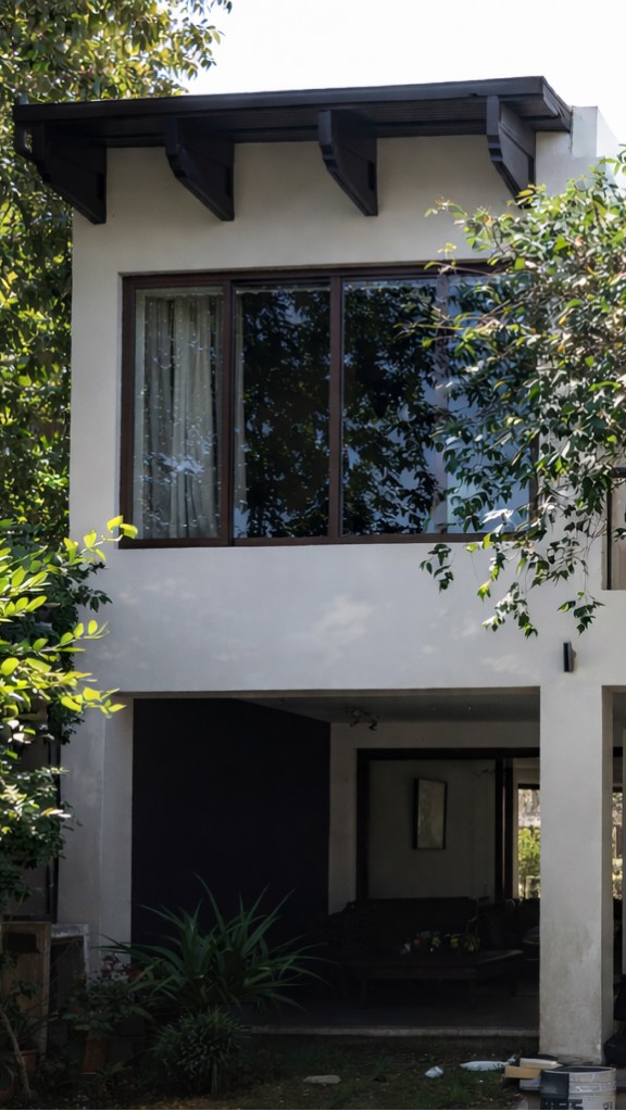 Residencia contemporánea diseñada por Modulare con fachada minimalista, integración natural con vegetación y arquitectura moderna de líneas limpias.