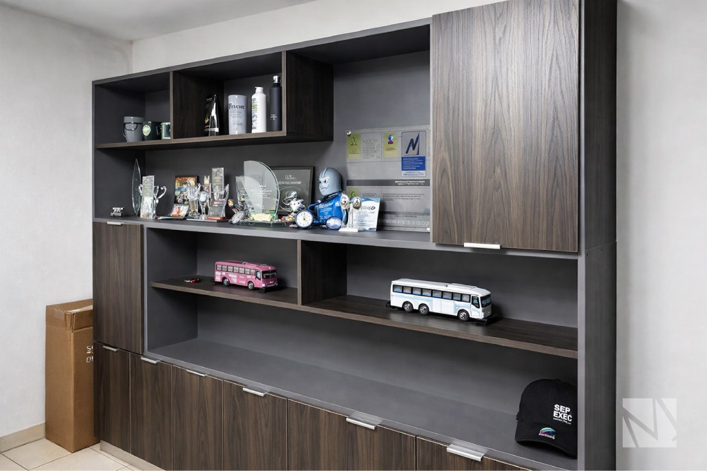 Mueble de oficina con módulos de exhibición y almacenamiento diseñado por Modulare Muebles para Línea Ejecutiva.