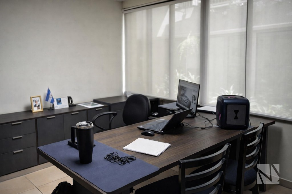 Estación de trabajo ejecutiva con escritorio y muebles de almacenamiento en acabado madera diseñados por Modulare Muebles.