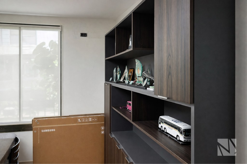 Detalle de mueble corporativo con repisas para exhibición y gabinetes cerrados fabricado por Modulare Muebles.