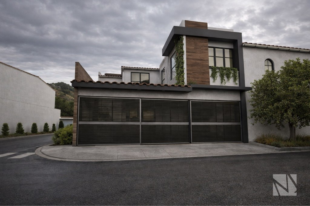 Vista frontal de vivienda contemporánea remodelada en Santa Elena con volúmenes arquitectónicos modernos.